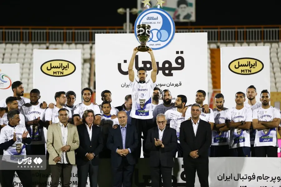 بالا بردن جام قهرمانی توسط بازیکنان استقلال