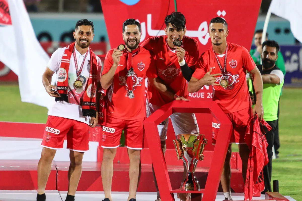 بازیکنان پرسپولیس با جام قهرمانی و مدال‌ها
